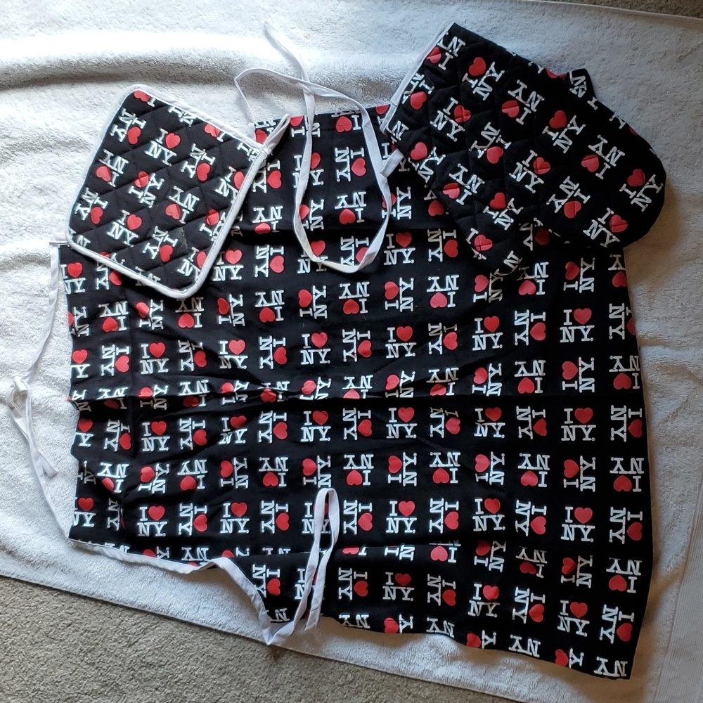 I Love ❤️ NY Apron, Hotpad and Oven Mitt Never Been Used